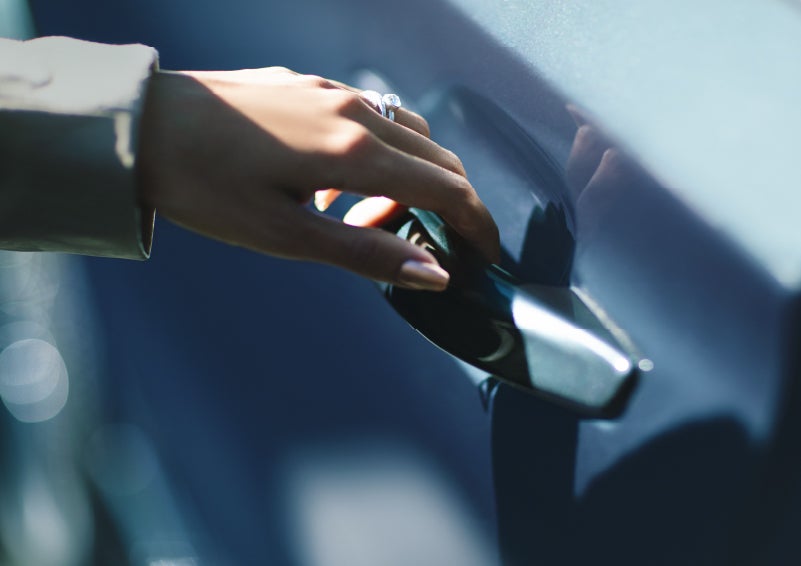 A hand gracefully grips the Light Touch Handle of a 2024 Lincoln Aviator® SUV to demonstrate its ease of use | Empire Lincoln of Huntington in Huntington NY