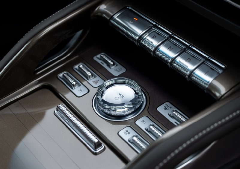 A crystal-inspired volume knob is shown in the center floor console of a 2024 Lincoln Nautilus® SUV. | Empire Lincoln of Huntington in Huntington NY